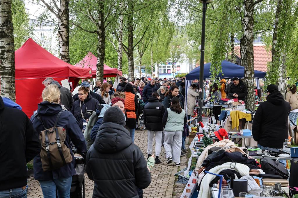 Die schönsten Bilder vom Aplerbecker Familientag: Viel los auf großem Flohmarkt im Rodenbergpark Viele Menschen schlendern über den Aplerbecker Familientag