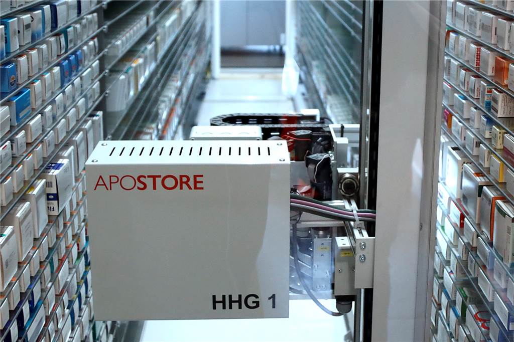 Neue Technik, neue Gestaltung: Die Römer-Apotheke Haltern ist umgezogen Der Apostore-Roboter liefert die Medikamente blitzschnell in den Apothekenraum.