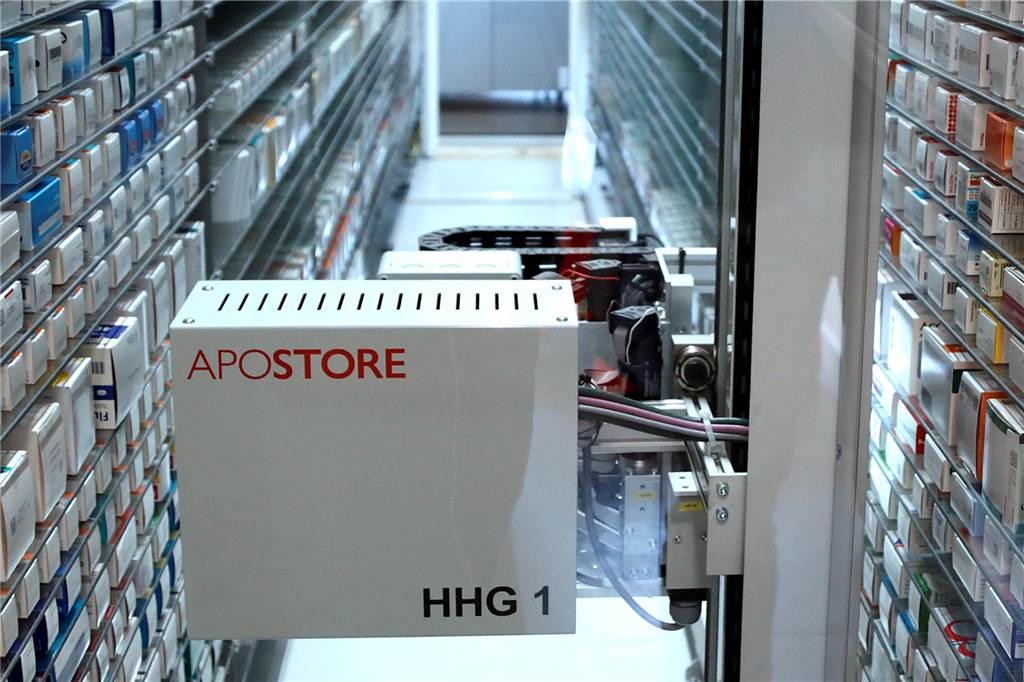 Medikamente für den Herbst: Tipps vom Apotheker Ein Roboter sucht Medikamente in einer Apotheke.