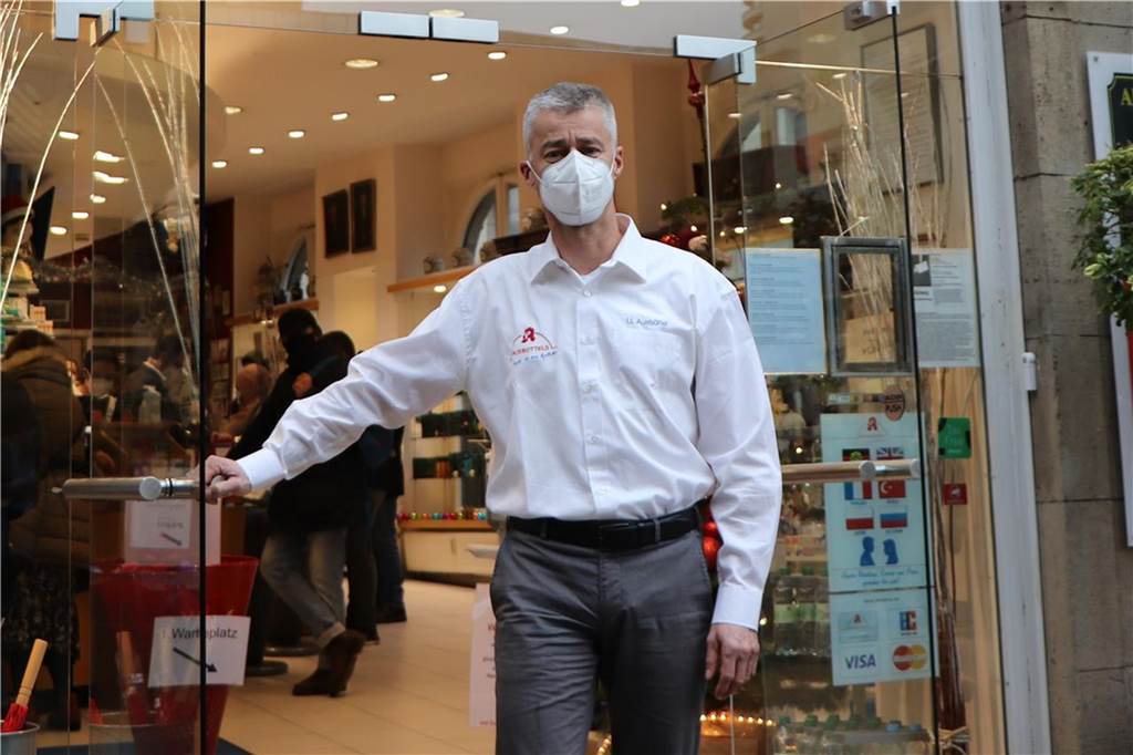 FFP2-Masken: Zweite Verteilung startet mit Problemen - aber es soll besser werden Der Apotheker Ulrich Ausbüttel hofft, dass mit den neuen Bezugsscheinen, die Abgabe von Schutzmasken "geordnet abläuft."