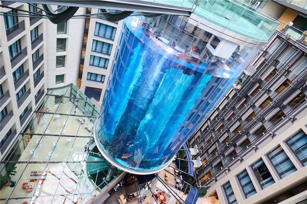 Riesiger AquaDom in Berlin geplatzt: Aufräumaktion und Suche nach Antworten Der AquaDom im SEA LIFE nach Sanierungsarbeiten.