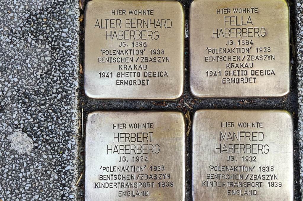 Stolpersteine verschmutzt: Angehöriger ist enttäuscht und traurig Der Arbeitskreis Stolpersteine kümmerte sich umgehend um die Reinigung der Denkmäler der Familie Haberberg.