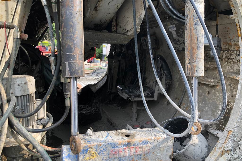 Unter dem Gondelteich in Castrop: Einblick in Millionenprojekt des EUV Der Arbeitsplatz am Schneidschuh. Von dieser Maschine aus wird der Boden für die Rohre ausgeschnitten und abtransportiert.