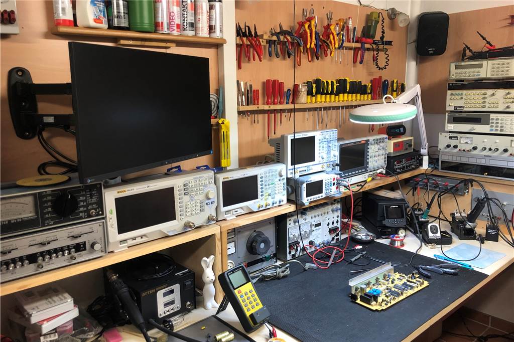 Elektronik-Reparaturen machen Castrop-Rauxeler zum YouTube-Star Der Arbeitsplatz von Jörg Haase in seiner Werkstatt