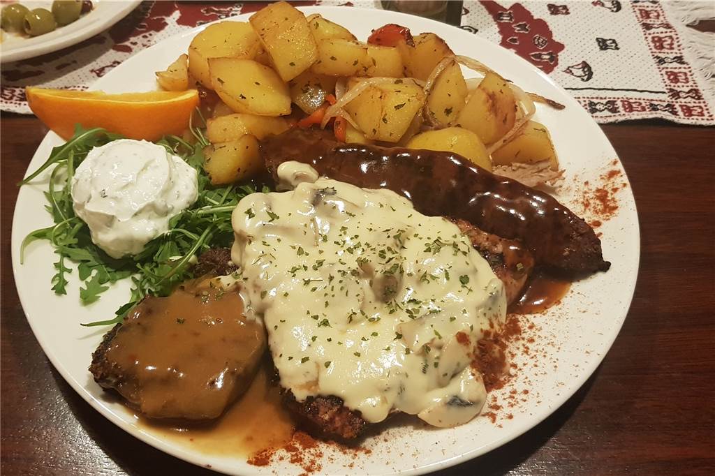 Taverna Zeus: Gute griechische Küche, stimmiges Ambiente und ein kleiner Schönheitsfehler Der Aristeller überzeugte in puncto Geschmack- und Fleischqualität. Nur die Saucenmenge hätte geringer ausfallen dürfen.