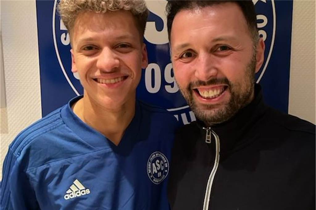 ASC 09 Dortmund verlängert mit Topspieler - der hatte Angebote aus der Regionalliga Der ASC 09 Dortmund, hier mit dem Sportlichen Leiter Emre Konya (r.), hat mit Nils Da Costa Pereira verlängert.