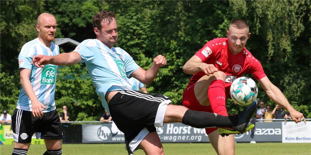 Was für ein Chancenwucher: ASC 09 Dortmund verliert das letzte Saisonspiel Der ASC 09 Dortmund, hier mit Philipp Rosenkranz (l.) und Marcel Münzel (M.), verlor am Samstag gegen die Sportfreunde Siegen.