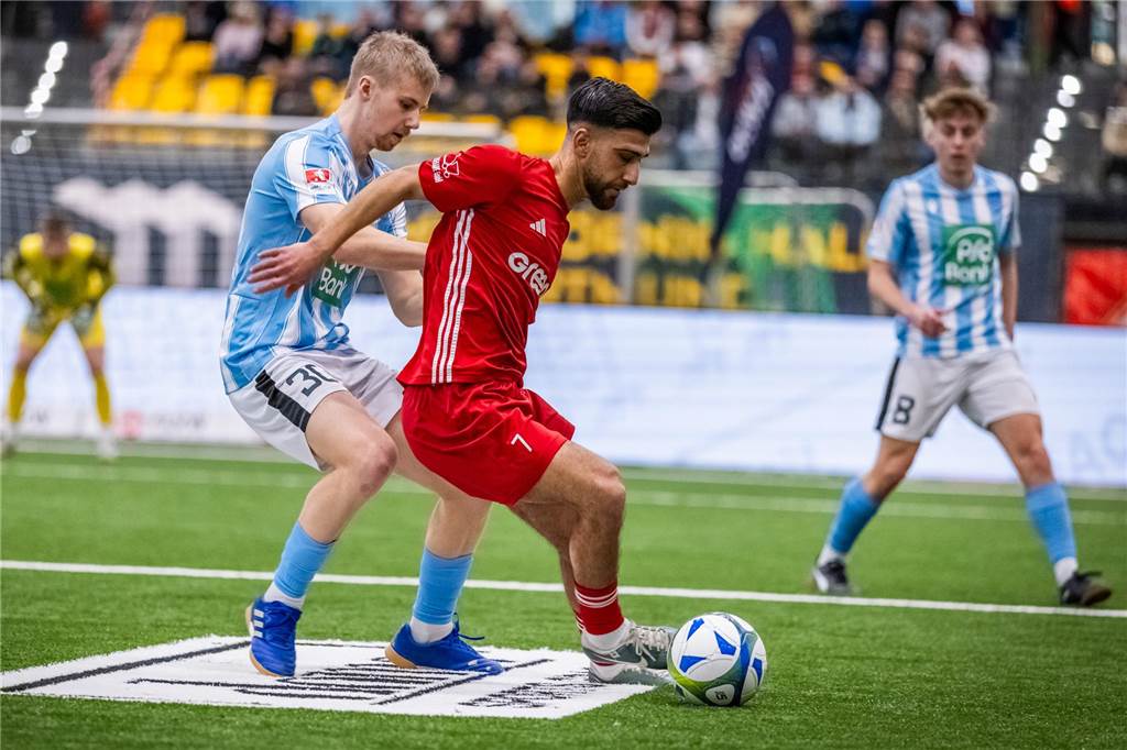 Heiße Phase im Demir-Kreispokal hat die erste Sensation: Alle Achtelfinals in der Übersicht Zwei Spieler des SV Brackel und des ASC 09 Dortmund führen einen Zweikampf bei der Dortmunder Hallenstadtmeisterschaft.