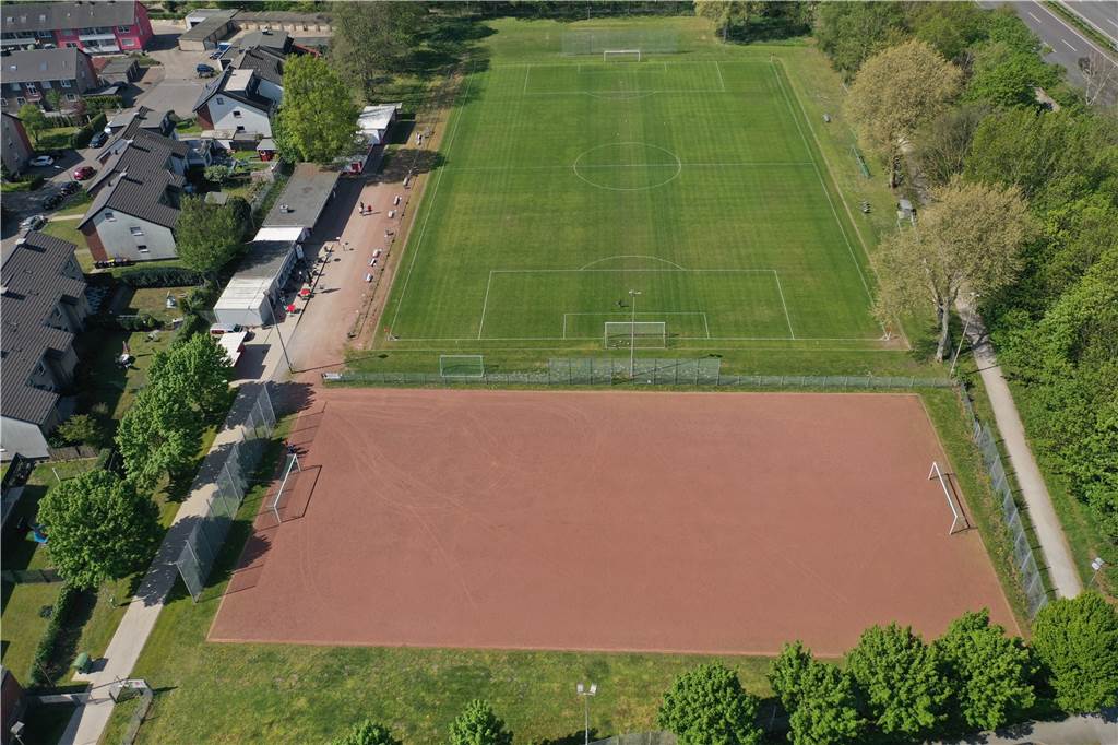 Ehemalige Fußball-Stars kommen zur Einweihung des neuen Henrichenburger Platzes Der Asche-Trainingsplatz (unten) beim TuS Henrichenburg an der Lambertstraße wird derzeit in einen Kunstrasen umgebaut.