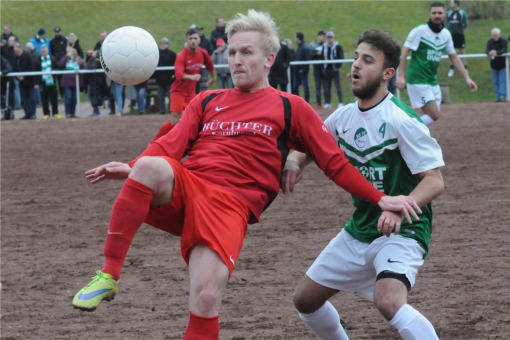 Sportplatz von Herner Bezirksligisten ist überflutet: Der Verein hat Angst vor bleibenden Schäden Lars Blank schießt einen Ball.