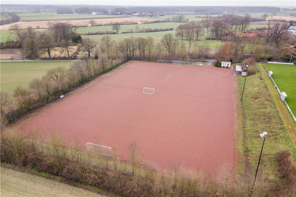 Der Ascheplatz des SC Capelle aus der Luft.