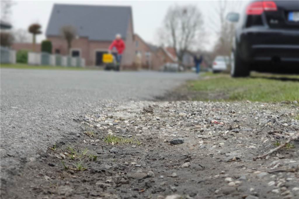 Stinksauer auf die Verwaltung: „Wir würden nie wieder in Heek bauen“ Der Asphalt auf dem Leuskesweg ist in einem guten Zustand. Allerdings fehlen Fußwege. Deswegen möchte die Gemeinde die Straße ausbauen.