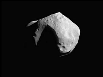 Der Asteroid "Mathilde", aufgenommen im Juni 1997 von der Raumsonde NEAR Shoemaker. Foto: NASA