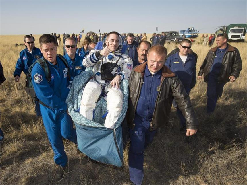 ISS-Raumfahrer sicher in Kasachstan gelandet Der Astronaut Chris Cassidy scheint mit der beendeten Mission zufrieden zu sein. Foto: NASA/Bill Ingalls