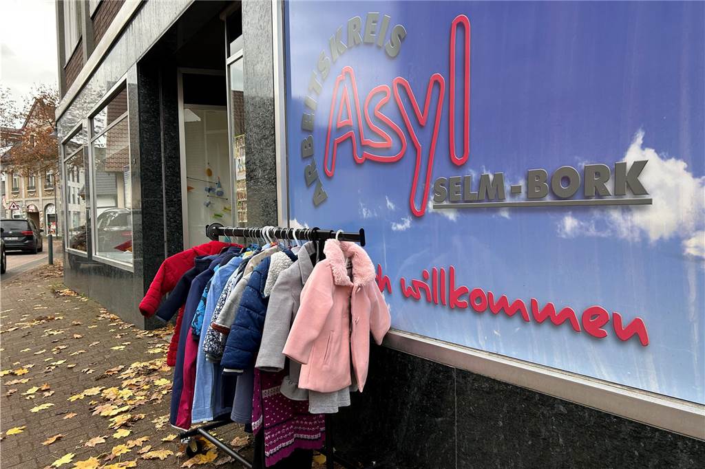 Asylkreis hat große Sorgen: „Kürzung von Mitteln gefährdet unsere Arbeit“ Der Asylkreis Bork betreibt an der Hauptstraße einen Kleiderladen für Geflüchtete. Öffnungszeiten: montags von 10 bis 12 Uhr, donnerstags von 15 bis 17 Uhr.