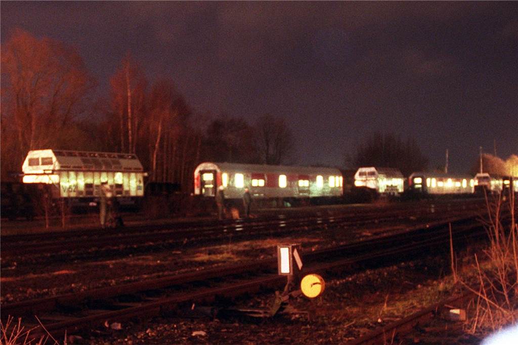 Der Atommülltransport mit den Castor-Behältern steht am Freitag abend (20.03.1998) im Bahnhof von Ahaus. Der Zug mit insgesamt sechs Castor-Behältern rollte gegen 19.25 Uhr nach über 16stündiger Fahrt vom Süden her in die Stadt ein. dpa COLORplus +++ dpa-Bildfunk +++