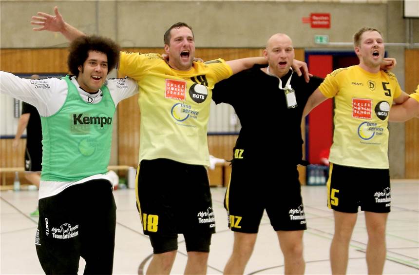 Torwart Kevin Harris vernagelt das ATV-Gehäuse Der ATV Dorstfeld um Sieggarant Kevin Harris (l.) feiert den Derbysieg gegen Hombruch.
