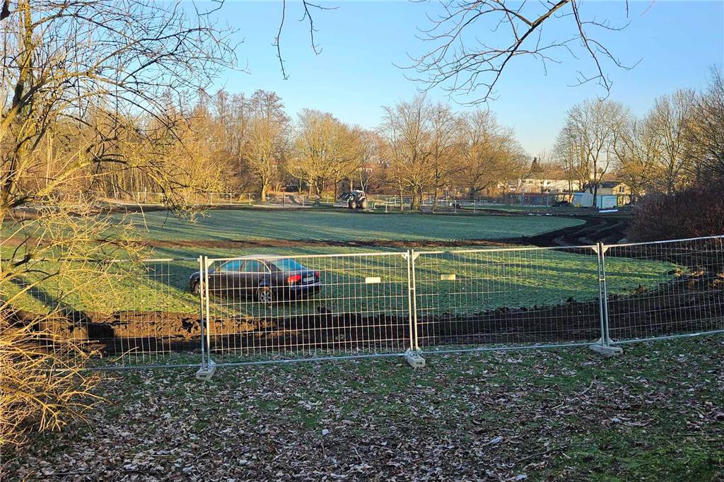 Marcus Reichelt zog Audi von der Hallenbadwiese und kennt Hintergründe Der Audi hinter dem Bauzaun auf der Hallenbadwiese: Seit der vergangenen Woche laufen hinter dem Castrop-Rauxeler Hallenbad Bauarbeiten zum Spiel-, Sport- und Bewegungspark.