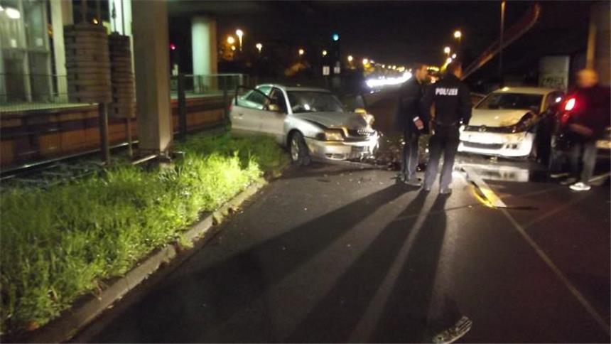 Falschfahrer verursacht Verkehrsunfall am Stadthafen Der Audi war heute Morgen in der falschen Fahrtrichtung auf der verlängerten Mallinckrodtstraße unterwegs und stieß auf Höhe der Stadtbahn-Haltestelle "Hafen" mit dem VW frontal zusammen. Die Fahrbahn war für eine Stunde gesperrt.