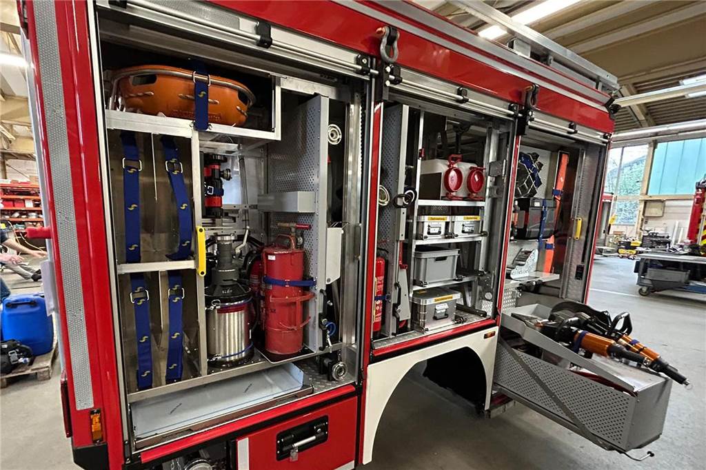Technik und Ausstattung im Fokus: Neues Fahrzeug für die Feuerwehr Ein im Bau befindlicher Aufbau eines Feuerwehrfahrzeugs.