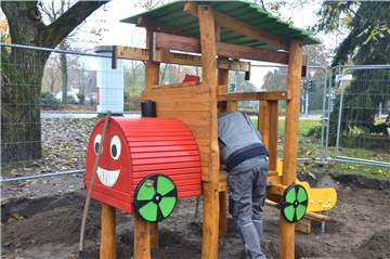 Der Aufbau des neuen Spielgeräte im Galen-Park dauert zwei Tage.