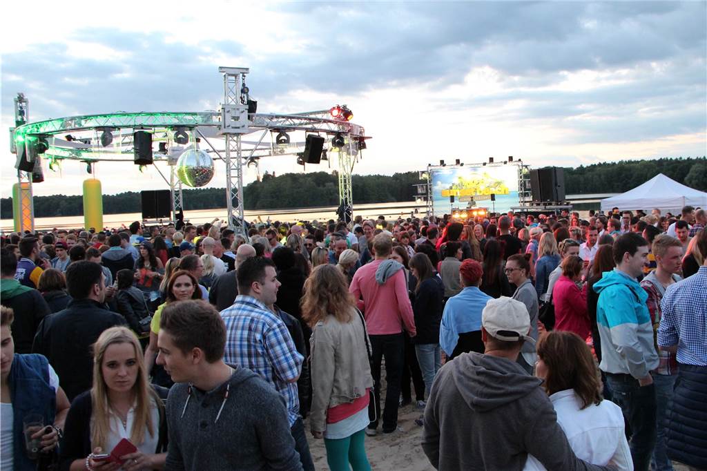 Das erste Sunset Beach Festival: Schlecht-Wetter-Prognosen und Mücken Viele Menschen stehen vor der Bühne am Strandbad Haltern.