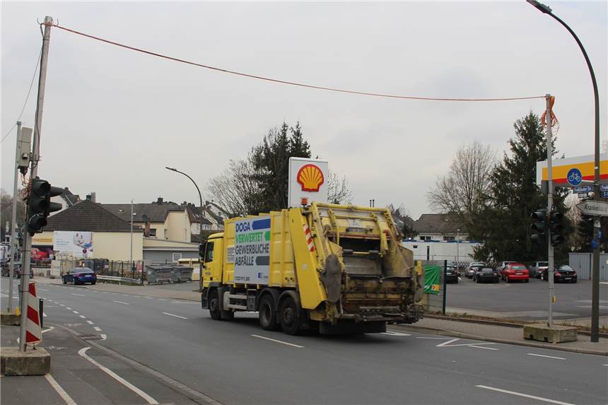 Ampel regelt Baustellenverkehr in Kirchlinde Der Aufbau dieser provisorischen Ampel am Donnerstag in Kirchlinde ist das Zeichen für den Schritt in die nächste Bauphase des Nordflügels.