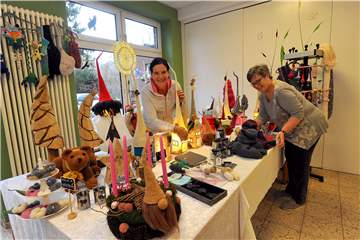 Der Aufbau für den ersten Weihnachtsmarkt im Naturfreundehaus Ebberg hat am Freitag begonnen. Auch Agi Tekiela und Angelika Mattern aus Westhofen richteten ihren Stand ein.