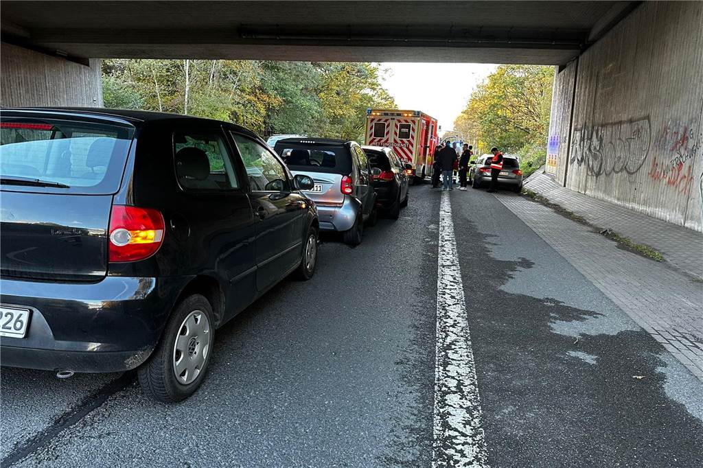 Unfall: Drei Fahrzeuge sorgen für Behinderungen Der Auffahrunfall ereignete sich unter der Bücke der Hervester Straße (L 608).
