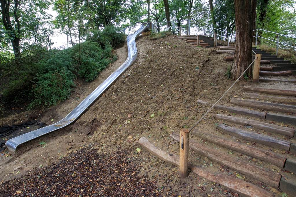 Reiz und Risiko: Hangrutsche im Losbergpark nicht für jedes Kind geeignet Der Aufgang zur Hangrutsche wird jetzt so gestaltet, dass Kleinkinder ihn nicht ohne Hilfe bewältigen können.