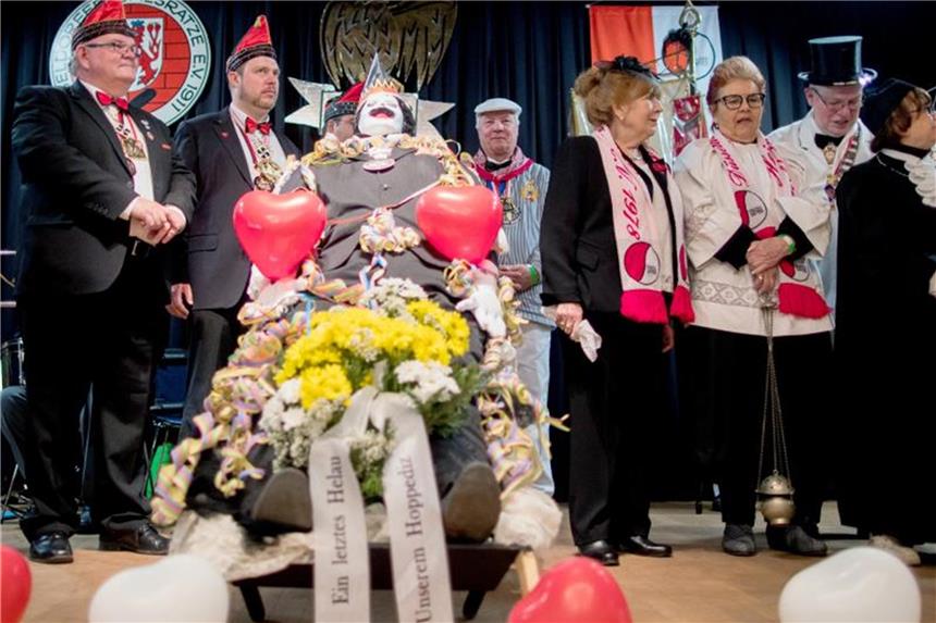 Karneval vorbei: Abschied von Hoppeditz und Co. Der aufgebahrte Hoppeditz. Foto: Rolf Vennenbernd