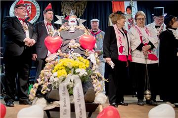 Der aufgebahrte Hoppeditz. Foto: Rolf Vennenbernd
