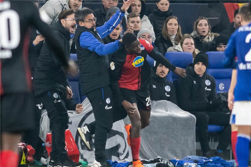 Rassismus beim Schalker Pokalspiel gegen Hertha? David Wagner findet deutliche Worte Der Aufreger: Jordan Torunarigha rasselt mit David Wagner zusammen, beide müssen anschließend vom Platz.