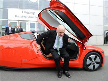 Der Aufsichtsratsvorsitzende der Volkswagen AG, Ferdinand Piech, kommt in Hannover zur Hauptversammlung der Volkswagen AG mit einem VW Ein-Liter-Auto XL1. Foto: Jochen Lübke/Archiv