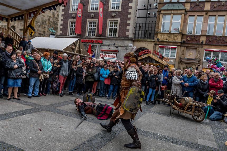 Der Auftakt des Hansemarktes hat am Dienstag (31. Oktober) viele Besucher in die Innenstadt gelockt. Das Mittelalter-Spektakel findet rund um die Reinoldikirche statt.