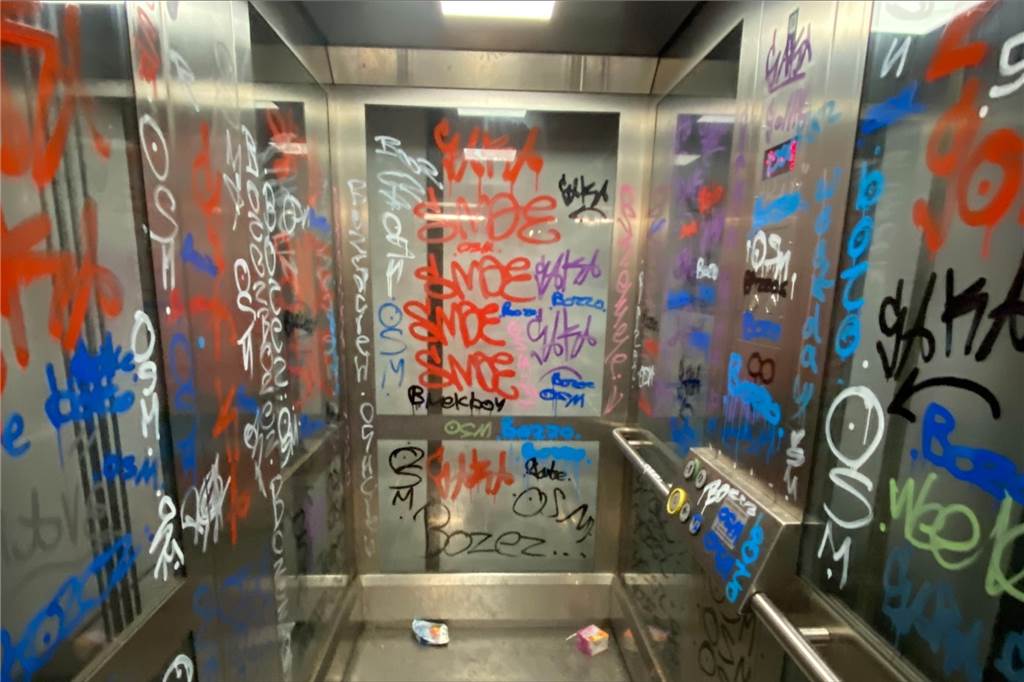 Graffiti-Tags in Dortmunder Bahnhofs-Aufzug: „Das wird ja immer bunter“ Graffiti-Tags an den Scheiben der Aufzug-Kabine.