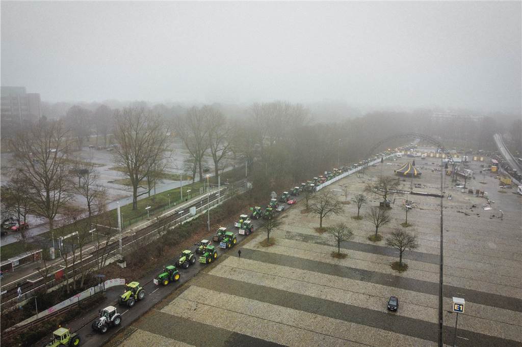 Traktor-Korso mit 158 Fahrzeugen legte den Wall lahm Der Aufzug startete auf einem Parkplatz am Remydamm und war rund 2,5 Kilometer lang.