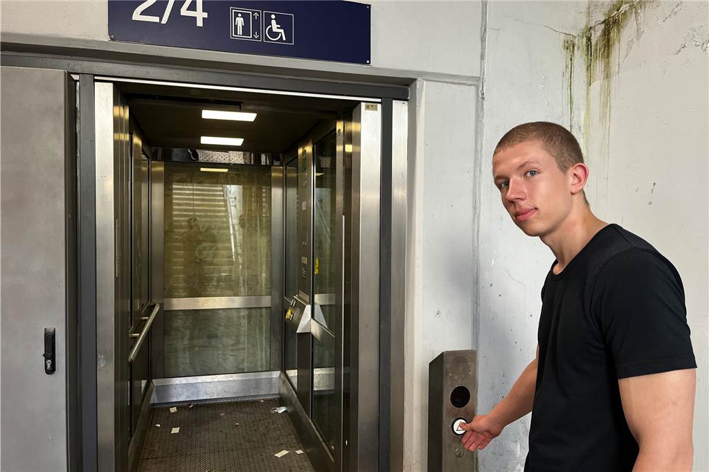 Mit der Bahn im Rollstuhl zur Arbeit: „Da ist man ganz oft verloren“ Der Aufzug zum Mittelbahnsteig am Bahnhof war in den vergangenen Wochen mehrfach defekt. Wer auf ihn angewiesen ist, muss um Hilfe bitten.
