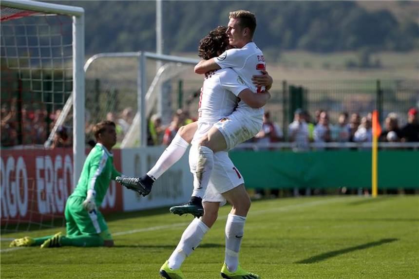 Augsburg zittert sich in zweite Pokalrunde Der Augsburger Andre Hahn (r) freut sich mit Michael Gregoritsch über das Tor zum 2:1. Foto: Hasan Bratic