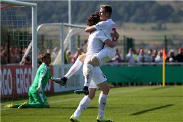 Der Augsburger Andre Hahn (r) freut sich mit Michael Gregoritsch über das Tor zum 2:1. Foto: Hasan Bratic