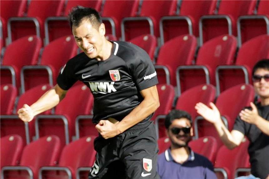 Augsburgs Torschütze Ji verletzt sich beim Torjubel Der Augsburger Dong-Won Ji jubelt über das Tor zum 1:0 und verletzt sich dabei. Foto: Hasan Bratic
