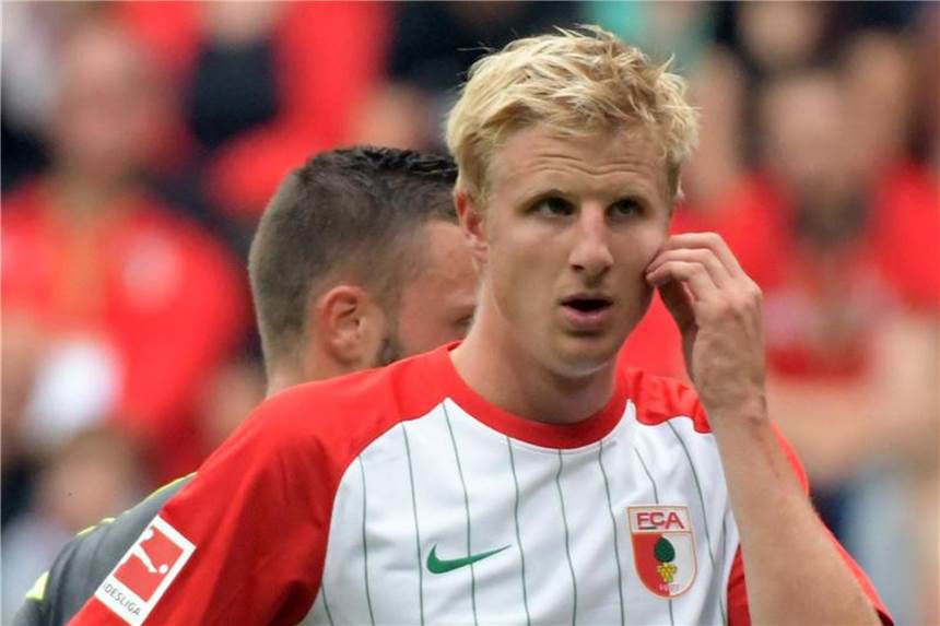 Hinteregger über Auswüchse im Fußball: „Nicht du selbst“ Der Augsburger Martin Hinteregger sieht die Auswüchse des Fußballs kritisch. Foto: Stefan Puchner