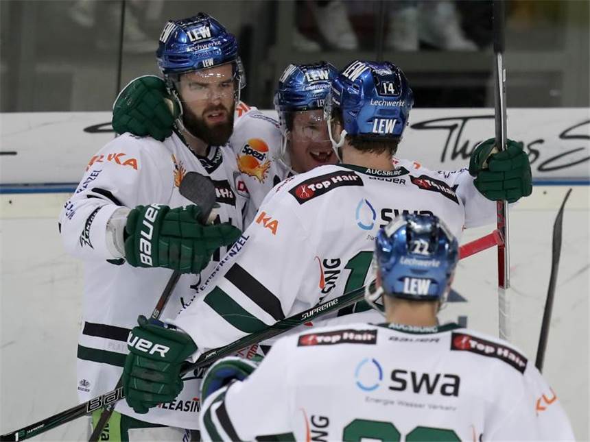 Nürnberg verliert erstes Viertelfinale gegen Augsburg Der Augsburger T. J. Trevelyan (2.v.l) jubelt mit seinen Kollegen über seinen Treffer zum 2:1 gegen die Ice Tigers. Foto: Daniel Karmann