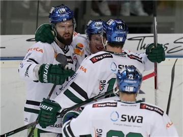 Der Augsburger T. J. Trevelyan (2.v.l) jubelt mit seinen Kollegen über seinen Treffer zum 2:1 gegen die Ice Tigers. Foto: Daniel Karmann