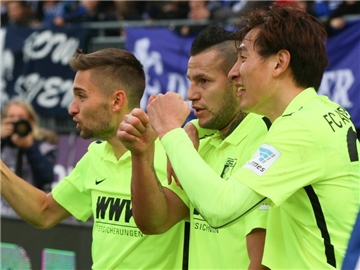Der Augsburger Torschütze zum 2:1-Endstand, Raul Bobadilla (M), bejubelt seinen Treffer. Foto: Frank Rumpenhorst