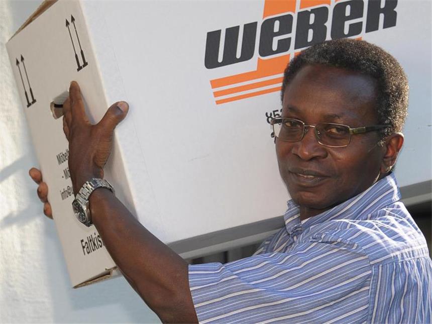 Pfarrer hat Zorneding nach Morddrohungen verlassen Der aus dem Kongo stammende Pfarrer von Zorneding, Olivier Ndjimbi-Tshiende, verlässt nach rassistischen Beschimpfungen seine Gemeinde. Foto: Stefan Rossmann/Archiv
