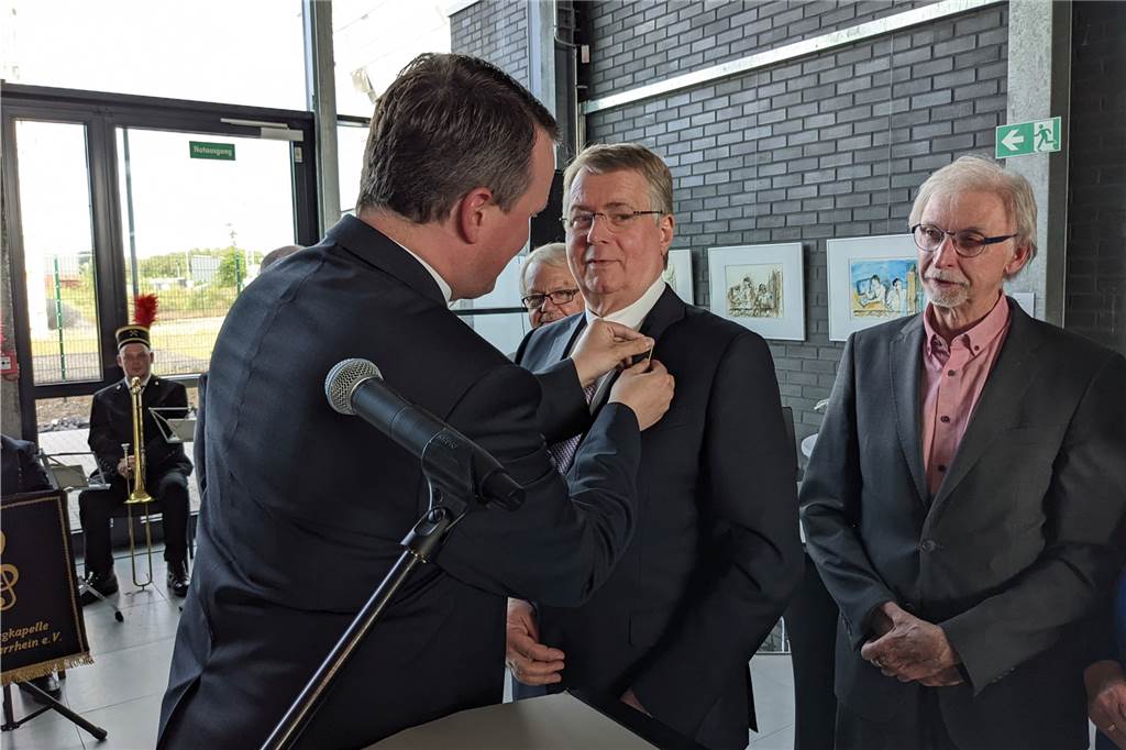 Vor 25 Jahren Mahnwache an der Zeche in Dorsten: Viele Erinnerungen Ehrennadel wird überreicht.