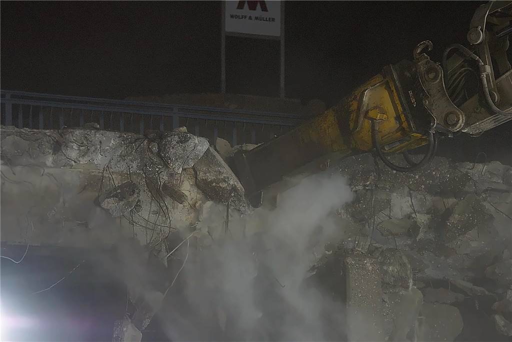 Der Ausbau der vierspurigen B1 zur sechsspurigen A40 läuft: In Holzwickede wurde in der Nacht von Samstag auf Sonntag eine Brücke an einem Wirtschaftsweg abgerissen. Das Bauwerk wird nicht ersetzt.