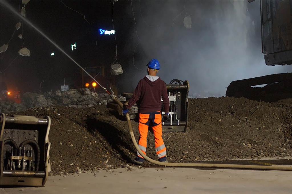 Der Ausbau der vierspurigen B1 zur sechsspurigen A40 läuft: In Holzwickede wurde in der Nacht von Samstag auf Sonntag eine Brücke an einem Wirtschaftsweg abgerissen. Das Bauwerk wird nicht ersetzt.