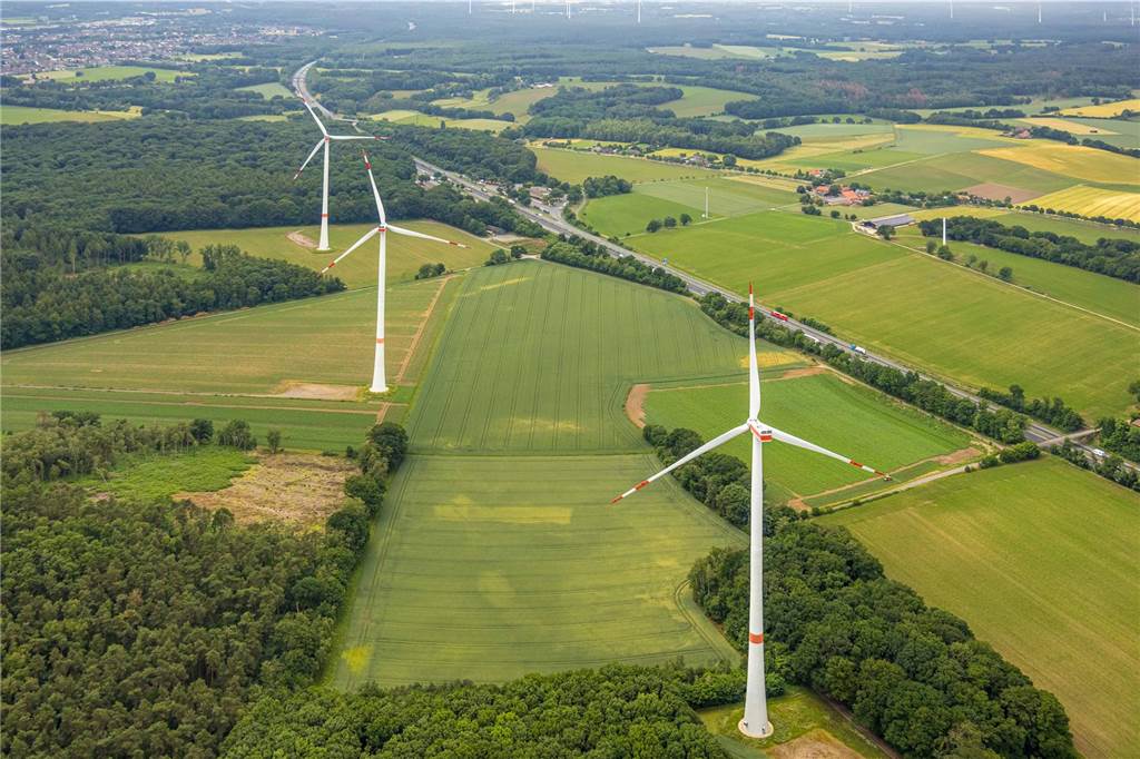 Stadtwerke suchen nach möglichen Schwachstellen im Stromnetz Die Luftaufnahme zeigt drei Windräder zwischen Lavesumer und Sythener Straße.